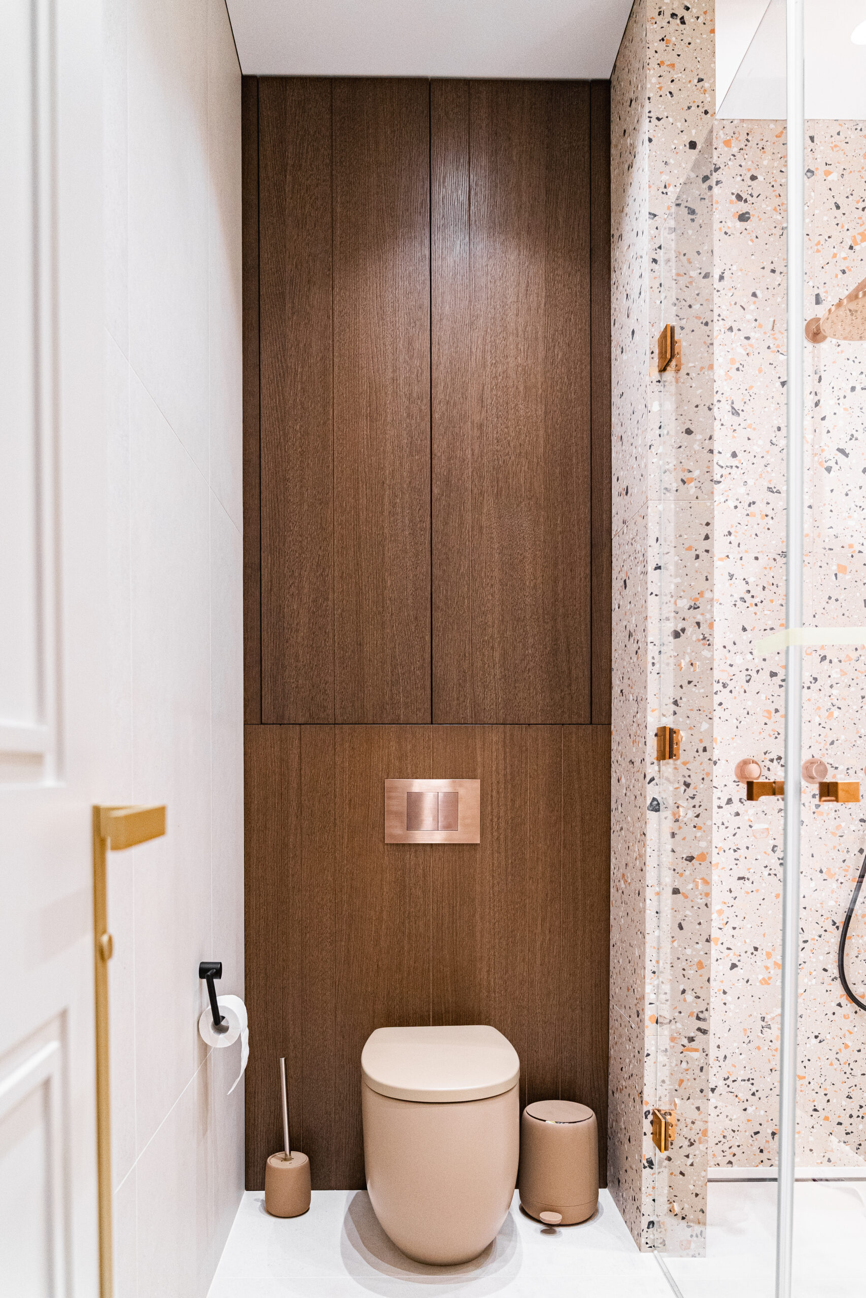 Modernūs vonios baldai pagal individualų projektą