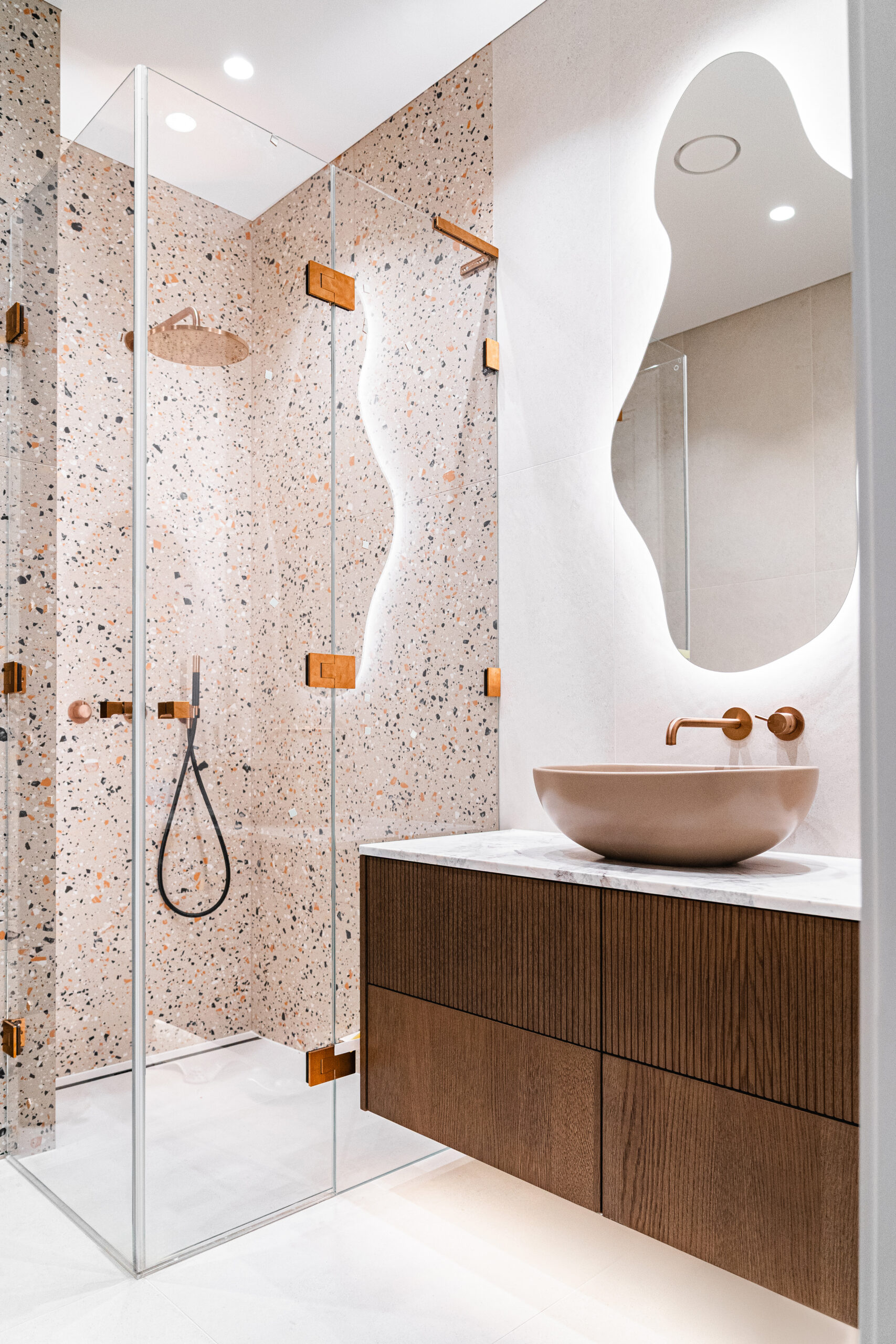 Modernūs vonios baldai pagal individualų projektą