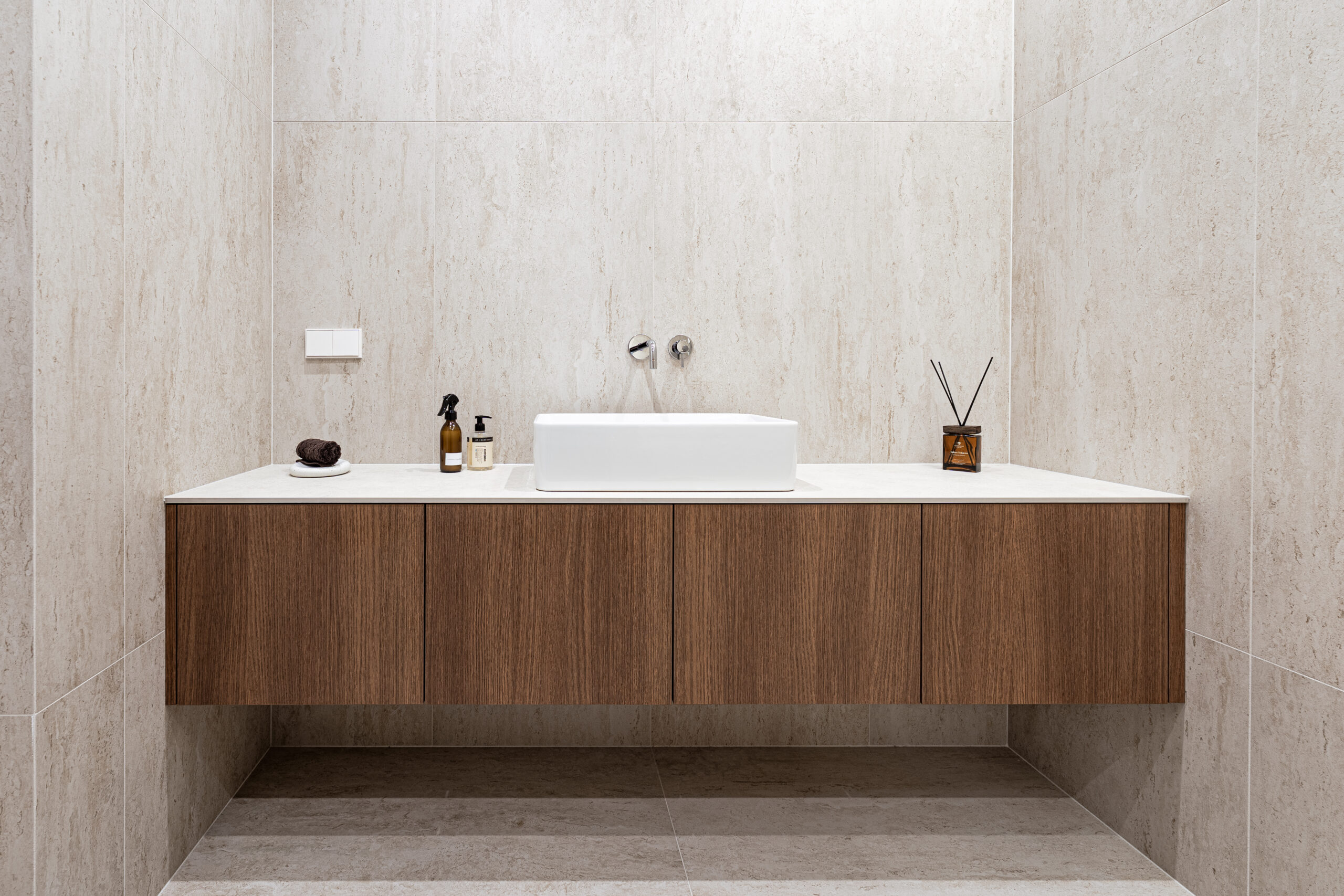 Modernūs vonios baldai pagal individualų projektą