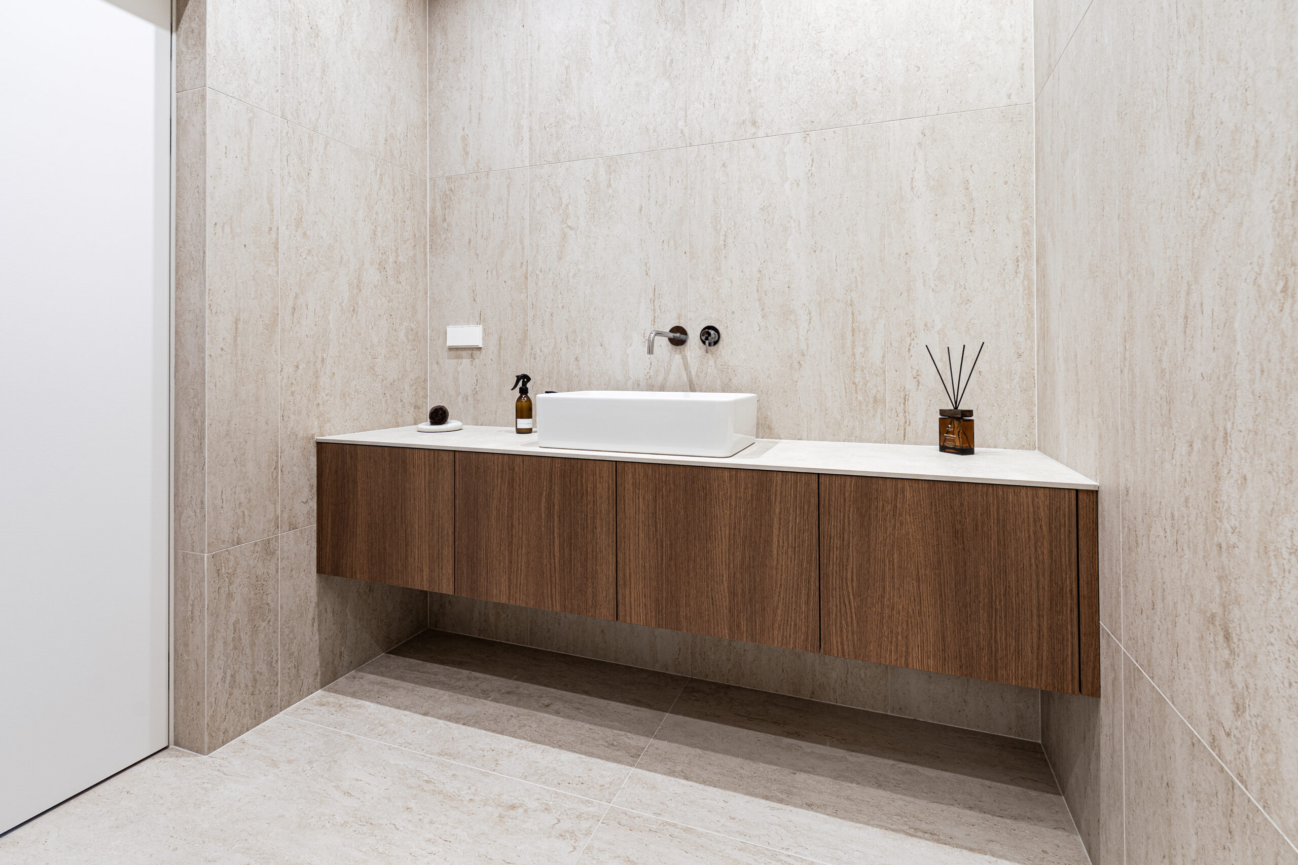 Modernūs vonios baldai pagal individualų projektą