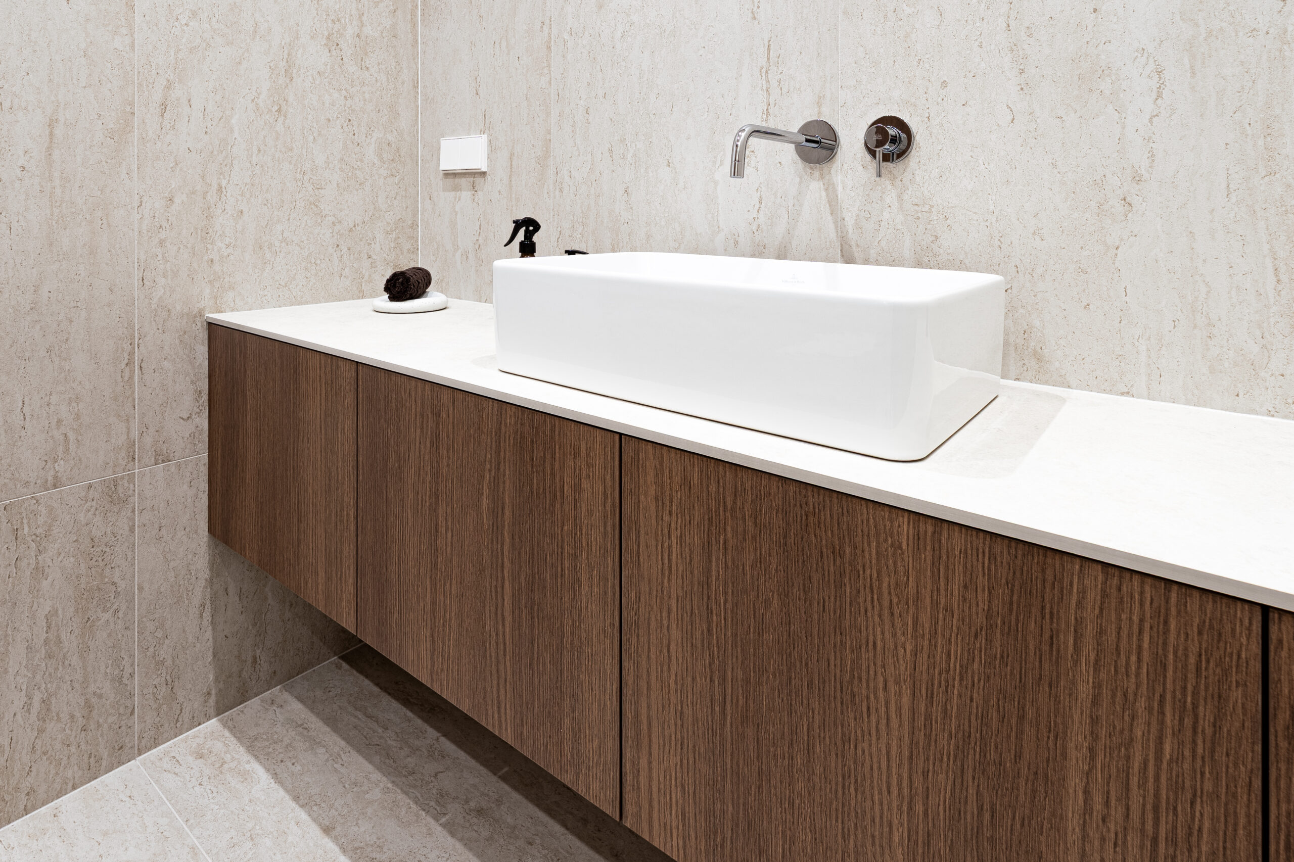 Modernūs vonios baldai pagal individualų projektą